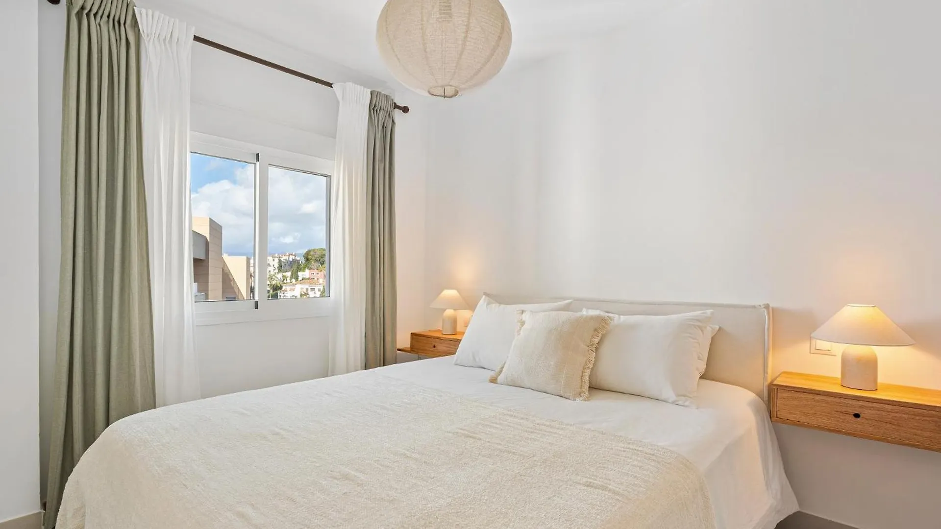4Br Penthouse W Pool & Parking 500M From The Beach マルベーリャ